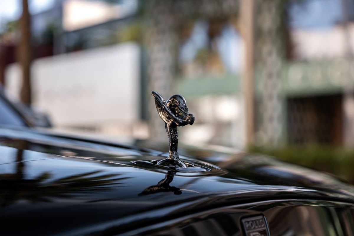 Rent a Rolls-Royce Cullinan Black Badge 2025 in LAX Rent a Rolls-Royce Cullinan Black Badge 2025 in LAX