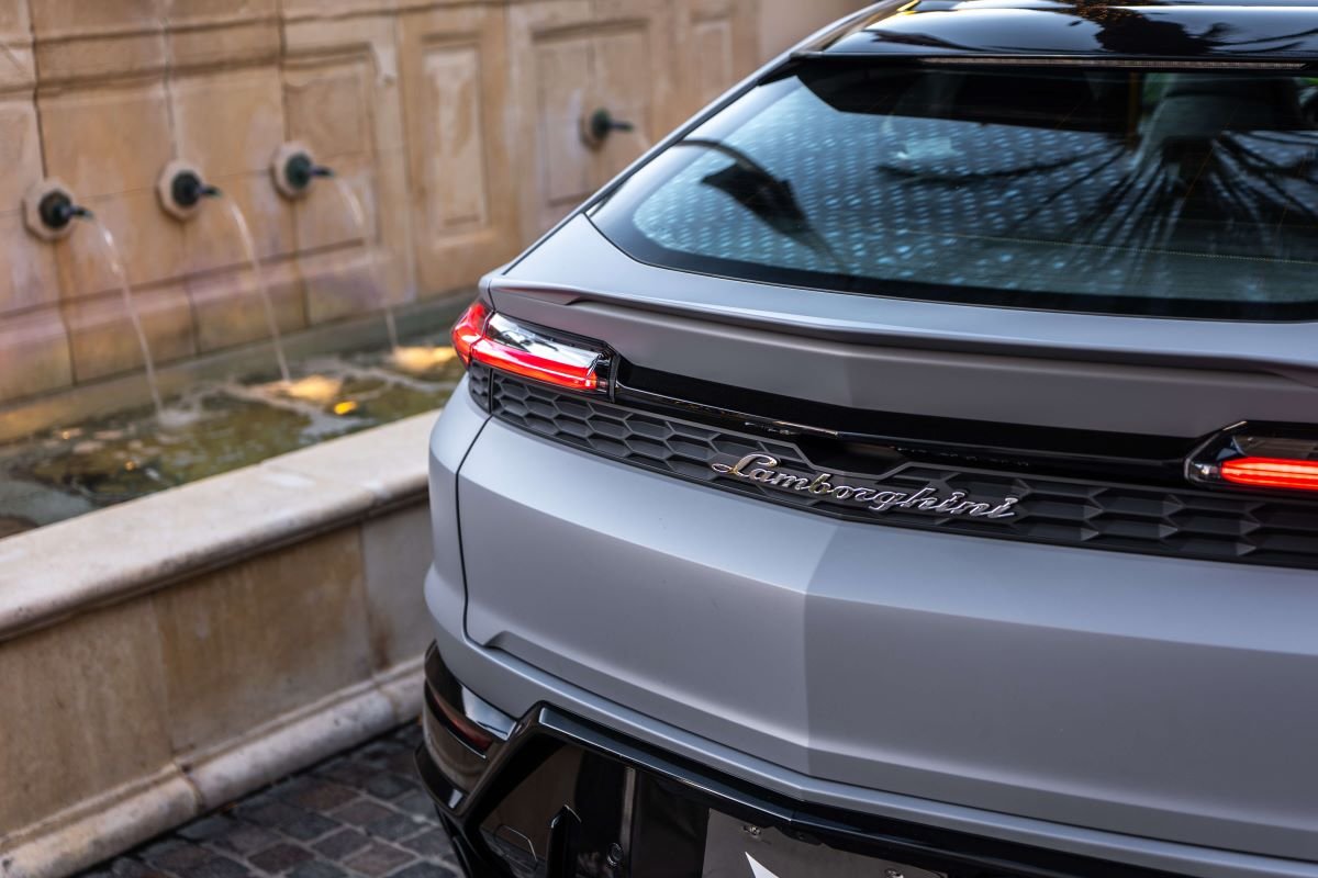 Rent a Lamborghini Urus SE 2025 in LA