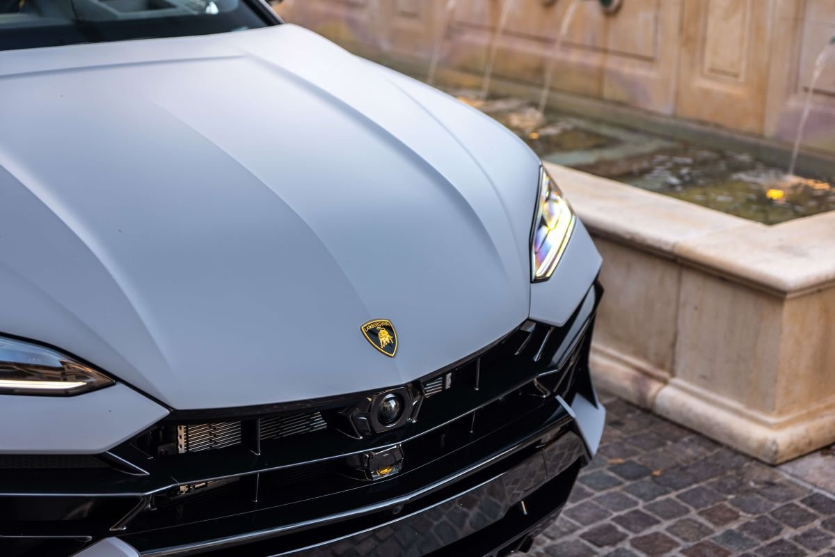 Rent a Lamborghini Urus SE 2025 in Los Angeles