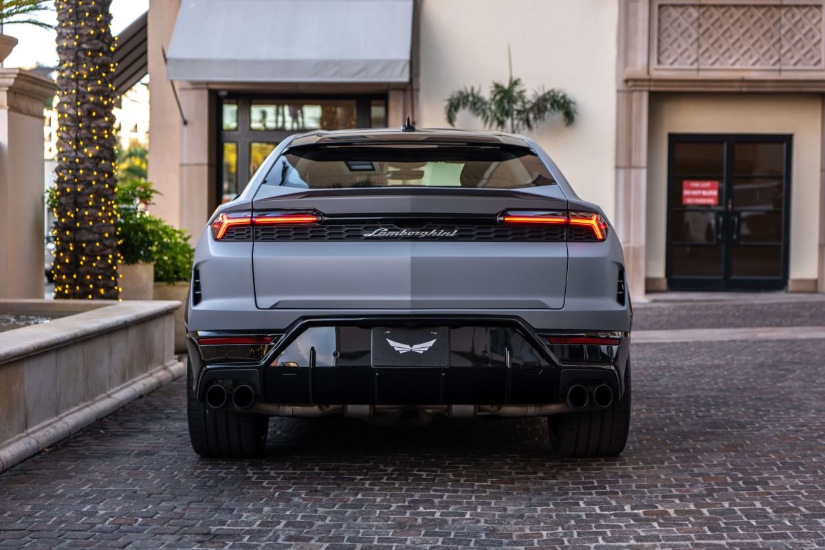 Rent a Lamborghini Urus SE 2025 in LA