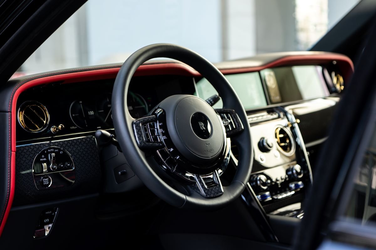 Rent a Rolls-Royce Cullinan Black Badge 2025 in LAX Rent a Rolls-Royce Cullinan Black Badge 2025 in LAX