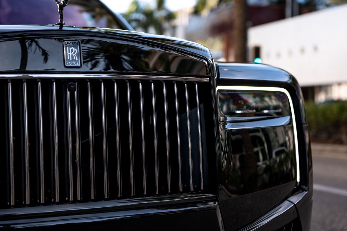 Rent a Rolls-Royce Cullinan Black Badge 2025 in LAX Rent a Rolls-Royce Cullinan Black Badge 2025 in LAX
