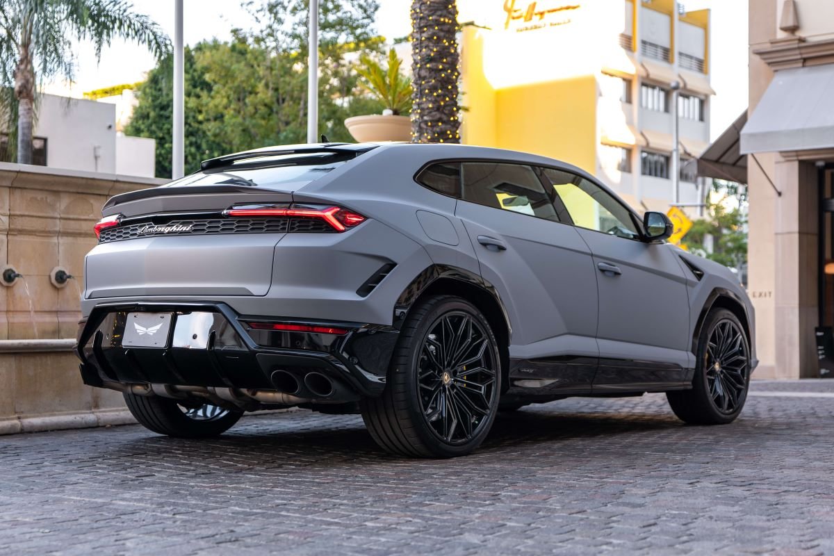 Rent a Lamborghini Urus SE 2025 in LA