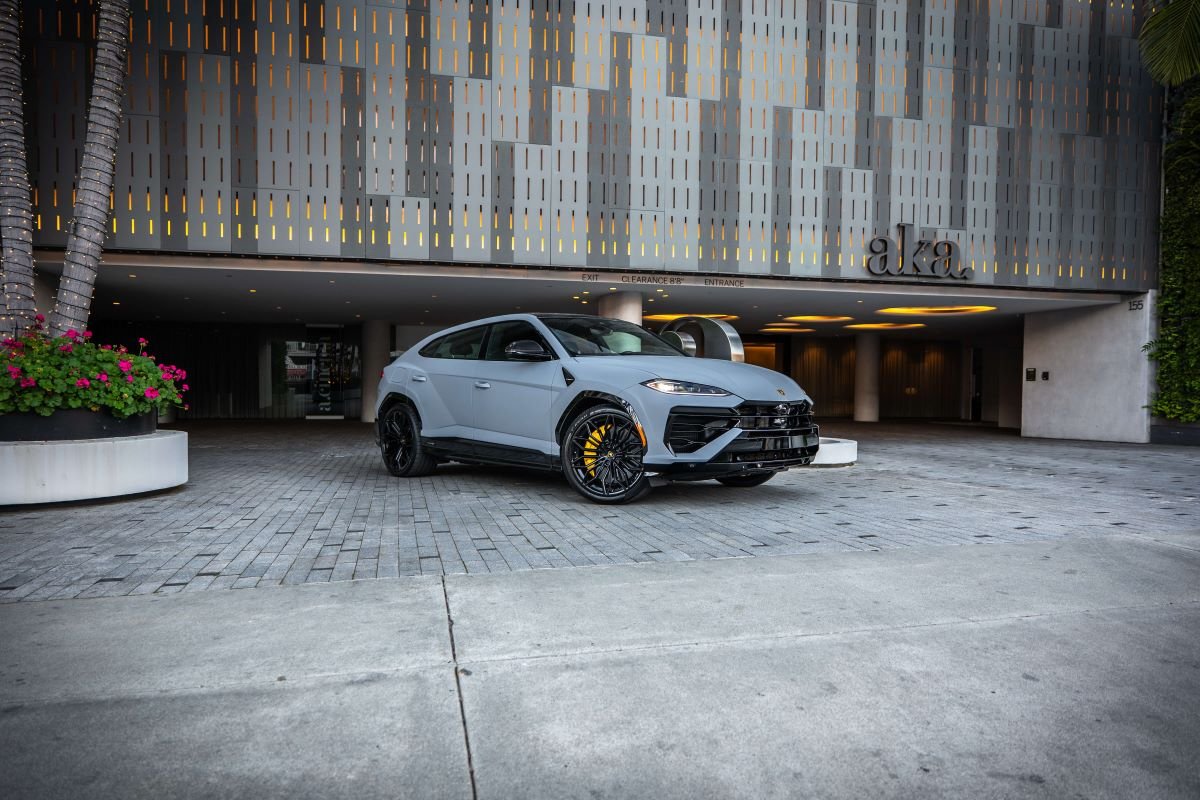 Lamborghini Urus SE 2025 for Rent in Los Angeles