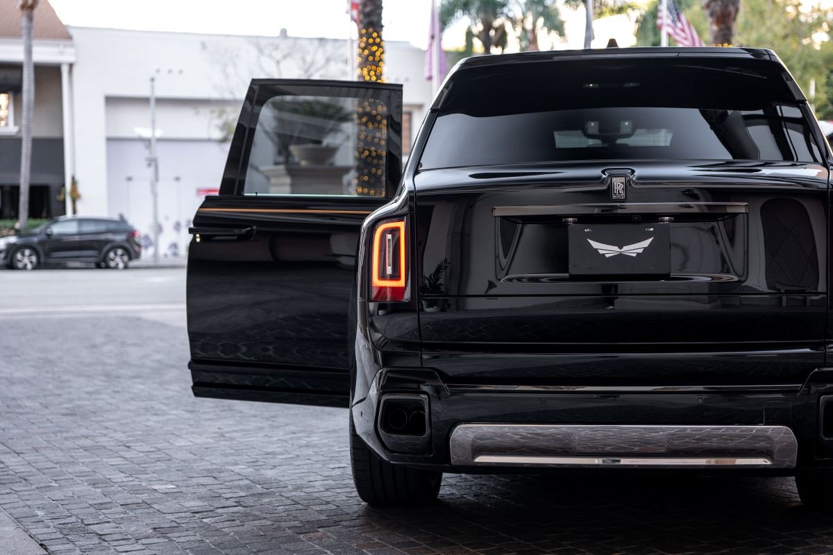 Rent a Rolls-Royce Cullinan Black Badge 2025 in LAX Rent a Rolls-Royce Cullinan Black Badge 2025 in LAX