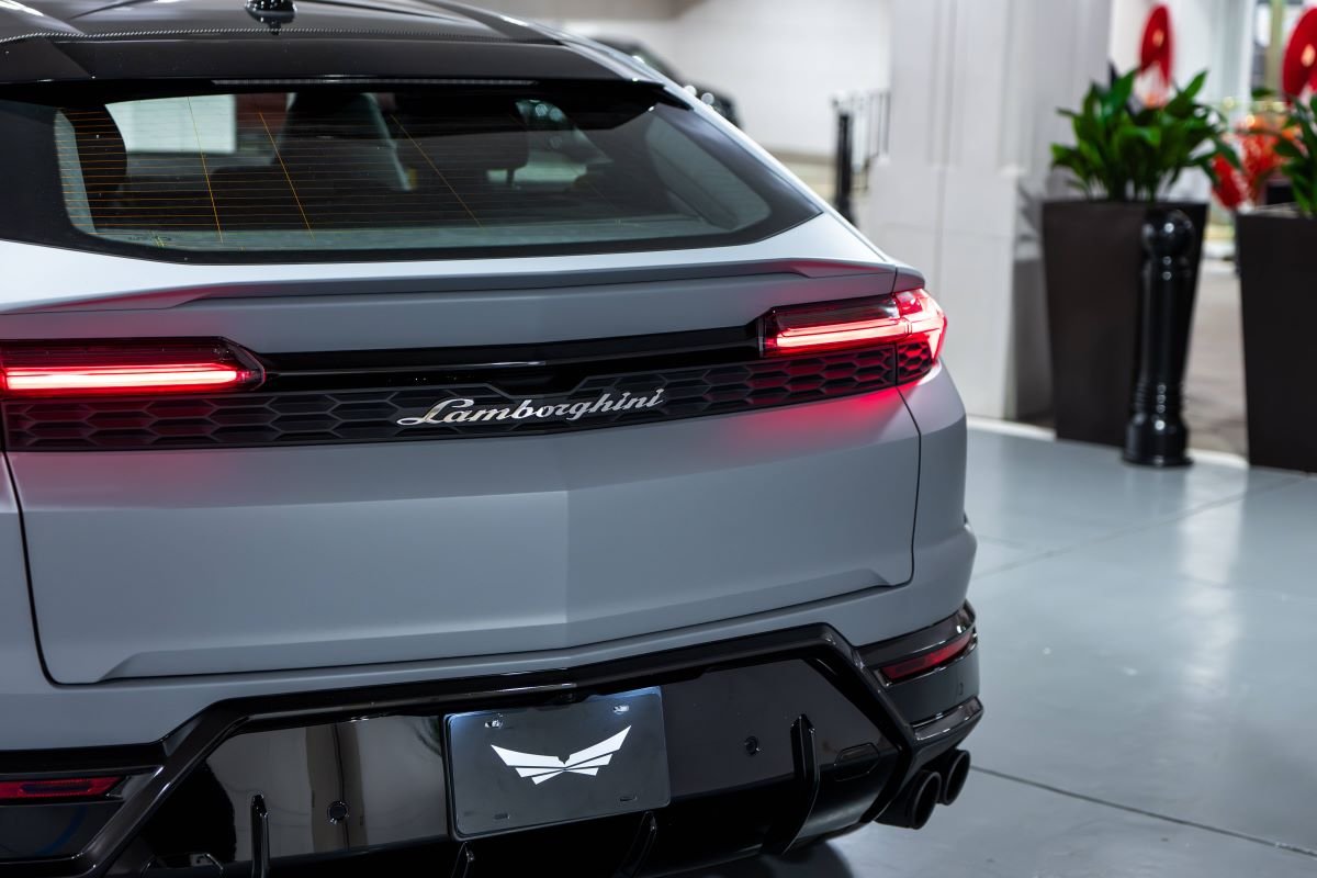 Lamborghini Urus SE 2025 for Rent in Los Angeles