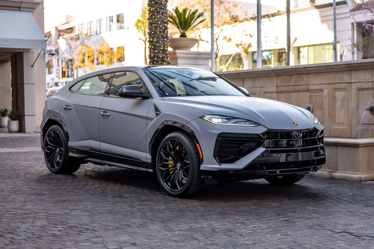 Rent a Lamborghini Urus SE 2025 in Los Angeles