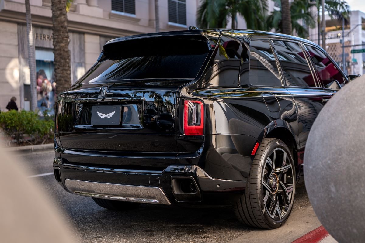 Rent a Rolls-Royce Cullinan Black Badge 2025 in LAX Rent a Rolls-Royce Cullinan Black Badge 2025 in LAX