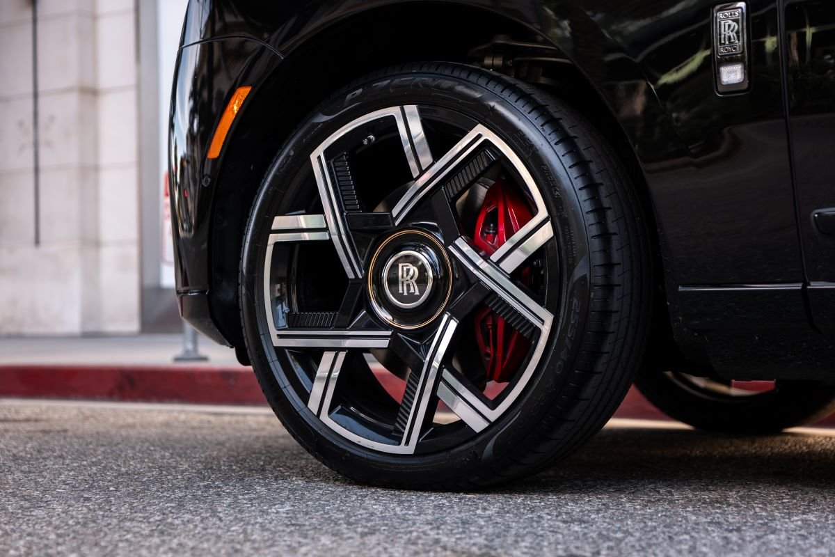 Rolls-Royce Cullinan Black Badge 2025 rental LAX Rolls-Royce Cullinan Black Badge 2025 rental LAX