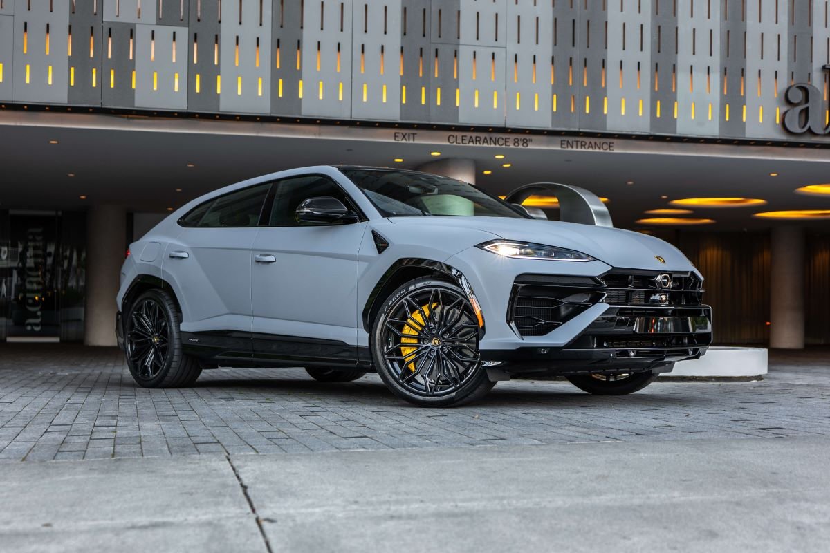 Lamborghini Urus SE 2025 for Rent in Los Angeles